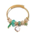 Vista dettagliata del bracciale in acciaio dorato con charm panda bambu e perline di cristallo. - Taglia Piccola