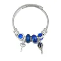 Detalle pulsera de acero plateado, cuentas de cristal azul, llave de corazón y globo aerostático. - Azul