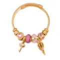 Detallado primer plano de la pulsera de alambre DIY dorada con cristales rosas y colgantes. - Oro Rosa