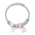 Dettaglio di bracciale charm in argento con perline di cristallo rosa e ciondoli a forma di borsetta. - Rosa