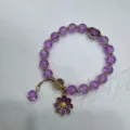 Bracciale di perle di cristallo crepato viola con ciondolo a margherita per donne e ragazze. - Viola