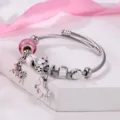 Silbernes Drahtseil-Charm-Armband mit rosa Glaskugel und süßen Einhorn-Anhängern. - Rosa Einhorn