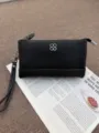 Kompakte schwarze Mehrschicht-Handtasche als vielseitige Freizeittasche mit edlem Blumendetail. - Schwarz