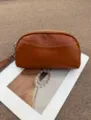 Braune Lederkuppeltasche Clutchtasche Detailaufnahme mit Ziernähten und Reißverschluss. - Braun