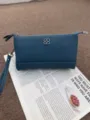 Blauer Umhängebeutel aus Leder mit Klee-Metall-Logo für den lässigen täglichen Gebrauch. - Blau