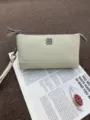 Mini Beige Leder Handgelenk Tasche, stilvolles Kleeblatt Metalllogo Design, Geldbörse. - Weiß