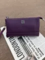 Lila pu leder handgelenk tasche clutch mit silberner hardware und kleeblatt metalllogo. - Lila