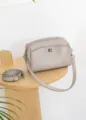 Graue Schultertasche Detail aus Leder mit Metall-Drehverschluss und verstellbarem Gurt. - Länge 22 Breite 18 Höhe 9.5 / Off-White