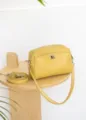 Elegante gelbe Ledertasche mit Metallverschluss, stilvolles Umhängetaschendesign. - Länge 22 Breite 18 Höhe 9.5 / Käsegelb