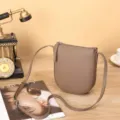 Petit sac téléphone vertical taupe vue détaillée, design de bandoulière compact. - 16x19x5cm / Brun Thé