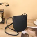 Élégant sac bandoulière vertical noir, sac à main minimaliste pour femme avec zip. - 16x19x5cm / Noir