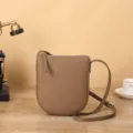 Sac bandoulière vertical minimaliste en cuir marron pour téléphone et petit porte-monnaie. - 16x19x5cm / Marron