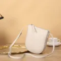 Sac bandoulière vertical en cuir beige pour téléphone avec fermeture éclair et sangle. - 16x19x5cm / Blanc Cassé