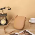 Vue détaillée du sac bandoulière vertical minimaliste en cuir pour téléphone portable. - 16x19x5cm / Couleur Biscuit