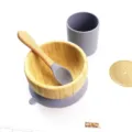 Set ciotola con ventosa in bambù per bambini con cucchiaio e tazza in silicone sfondo bianco - Grigio