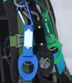 Detailansicht von tragbaren Silikon-Flaschenhaltern mit stabilem Karabiner für Rucksäcke. - Rund