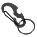 Gedetailleerd detailzicht van de zwarte metalen EDC karabijnhaak sleutelhanger met flesopener. - Zwart
