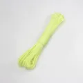 Close-up detail van de fluorescerende groene lichtgevende parachutesnoerbundel buiten. - Lichtgevend Geel