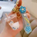 Detailansicht des niedlichen Bubble Tea Schlüsselanhängers mit flüssiger Füllung und Kaninchen. - Becher mit Strohhalm
