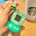 Mini retro handheld game console keychain detail, portable classic pixel video game toy gift. - Green