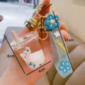 Schattige acryl melkthee kop sleutelhanger met met schattig konijntje en blauwe sakura band. - Rietjesbeker Stijl