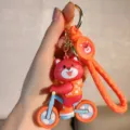 Close-up van de schattige roze beren fiets sleutelhanger details, fijne afwerking en kleur. - Oranje