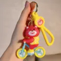 Close-up detailopname van de prachtige schattige beer fiets sleutelhanger hanger. - Geel
