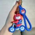 Schattige cartoon aardbei beer fiets sleutelhanger, PVC pop autosleutelhanger hanger. - Blauw