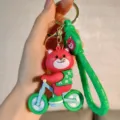 Schattige tekenfilm aardbeibear fiets sleutelhanger PVC zacht rubber autosleutelring - Groen