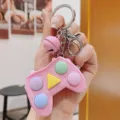 Mini dettaglio portachiavi giocattolo gamepad, grazioso ciondolo antistress rosa. - Rosa