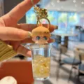 Simpatico portachiavi sabbia mobile liquido tazza bubble tea borsa ciondolo - Ragazza con Capelli Corti Gialli