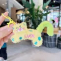 Süßes Cartoon Leopard Plüschtier Schlüsselanhänger mit LUCK Stickerei, weicher Taschenanhänger. - Gelb