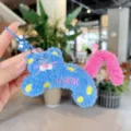 Flauschiger blauer Leopard Plüsch Schlüsselanhänger mit rosa Schwanz und LUCK Stickerei. - Blau