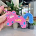 Süßer Plüsch Leopard Schlüsselanhänger mit blauen Punkten und gelber LUCK Stickerei für Tasche. - Fuchsia
