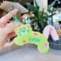 Llavero de leopardo de peluche verde con cola rosa y bordado LUCK, colgante de bolso adorable. - Verde