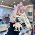 Lindo llavero de astronauta de dibujos animados de PVC con correa para mochila escolar. - Caqui