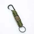 Llavero táctico hecho a mano de paracord con mosquetón e insignia de bandera. - Verde Militar