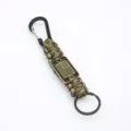 Llavero de paracord táctico hecho a mano con mosquetón y placa de bandera para exterior. - Camuflaje Verde Militar