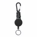 Vista dettagliata del portachiavi tattico in paracord retrattile con moschettone e porta badge. - Mimetico Nero Grigio