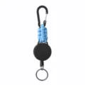 Vista dettagliata del moschettone in paracord retrattile da esterno, anello portachiavi resistente. - Azzurro