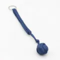 Vue détaillée du porte-clés poing de singe en paracorde bleu foncé, accessoire de survie robuste. - Bleu marine