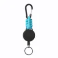 Primo piano del moschettone in paracord tattico con porta badge retrattile in filo d'acciaio. - Celeste