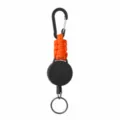 Dettaglio del portachiavi retrattile in paracord resistente con moschettone in acciaio. - Arancione