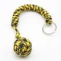 Détail de porte-clés poing de singe paracorde, lanière tressée noir et jaune vif. - Noir et Jaune