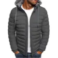 Detailansicht der dunkelgrauen Herren Kapuzen Steppjacke mit Frontreißverschluss und Kordel. - S / Oberteile / Grau