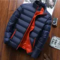 Giacca invernale imbottita da uomo con collo in piedi e fodera arancione cappotto casual caldo. - Blu scuro