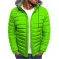 Nahaufnahme der grünen Steppjacke mit bequemer Kapuze und strapazierfähigem Reißverschluss. - S / Oberteile / Fluoreszierendes Grün