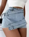 Détail de skort en denim taille haute asymétrique, délavage clair, style branché. - S / Bas / Bleu clair