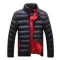 Giacca imbottita invernale da uomo con colletto alto e fodera a contrasto rossa. - 6XL / Top / Nero