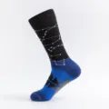 Herren Baumwolle Freizeitsocken, schwarz blaue Sternbild und Bergmuster Wadenlange Socken. - Herren Übergröße / Tierkreiszeichen